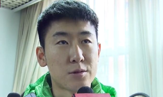 第26分钟，维拉的角球开出，朗格莱插上头球摆渡，登东克尔“蝎子摆尾”脚后跟巧射破门，曼联0-2阿斯顿维拉！
